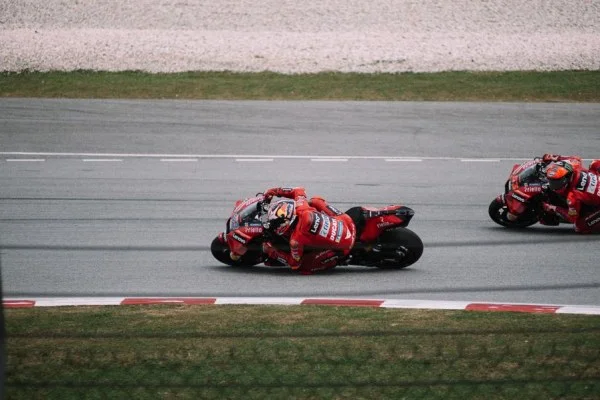 motorcycle racer cornering